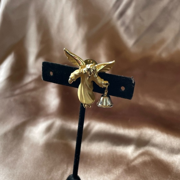 Vintage Louis Giusti “Gigi” Angelica Angel with Bell Brushed Gold Pin or Brooch - Picture 5 of 6